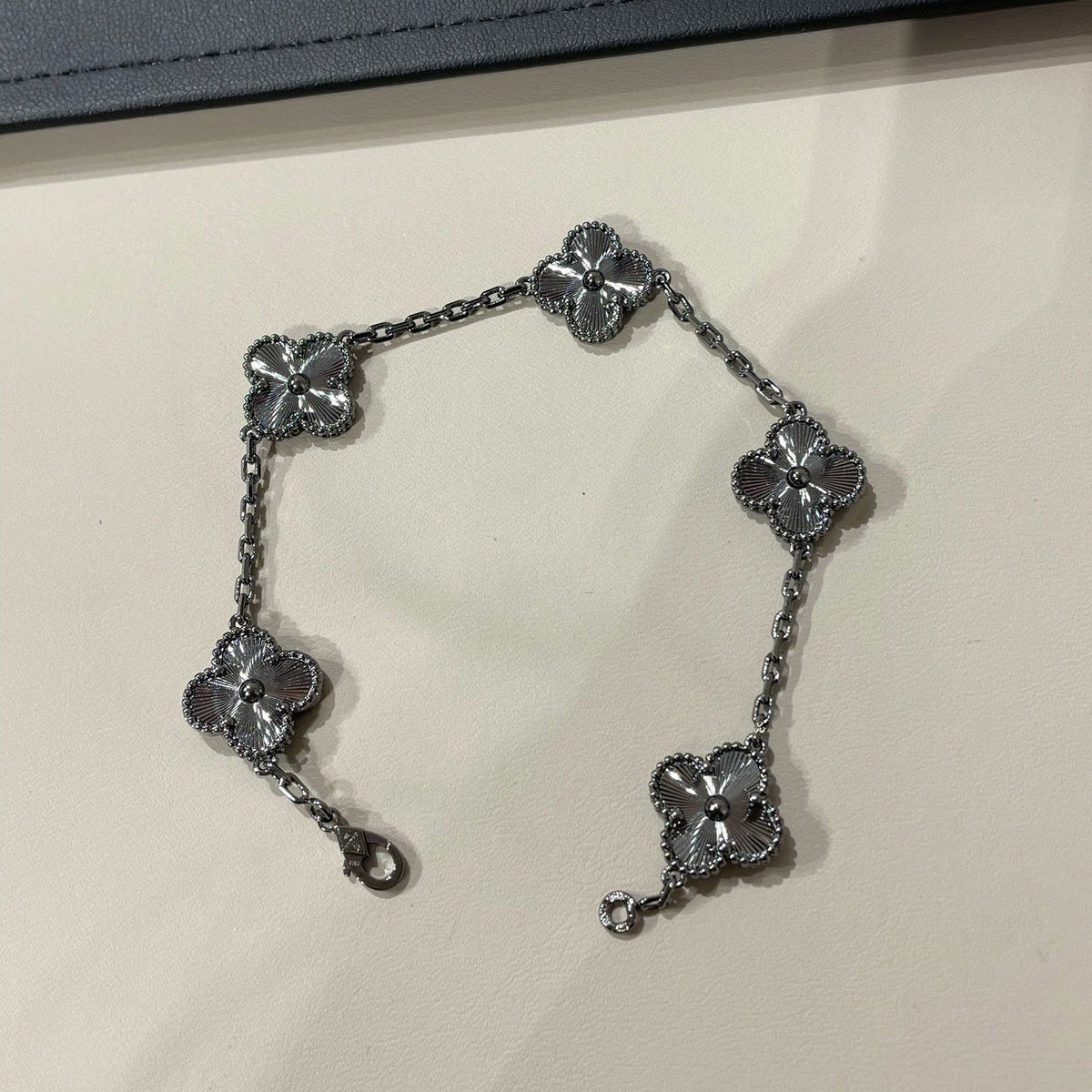 [Miro ]New CLOVER 5 MOTIF BLACK BRACELET