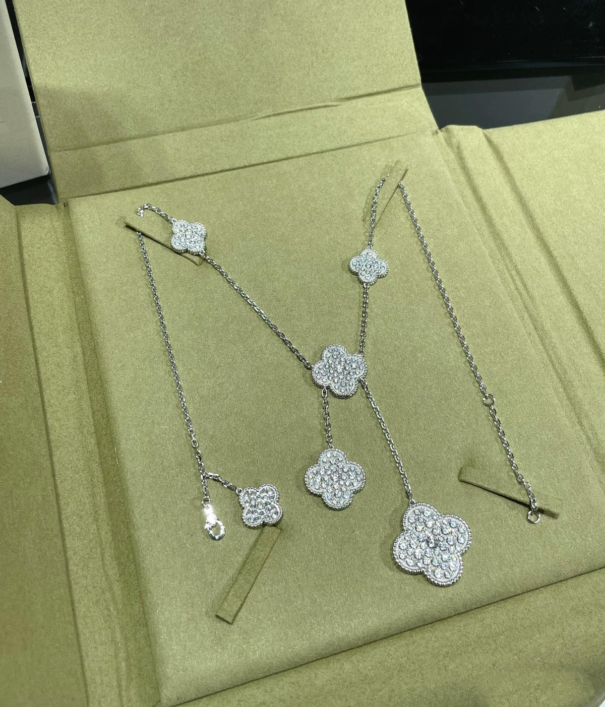 Miro CLOVER 6 MOTIF DIAMOND PAVED NECKLACE