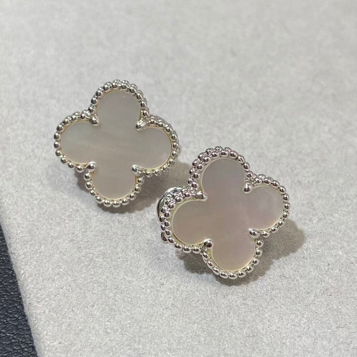 [Miro ] CLOVER LARGE (20mm) 1モチーフ ホワイトマザーオブパール スタッドピアス