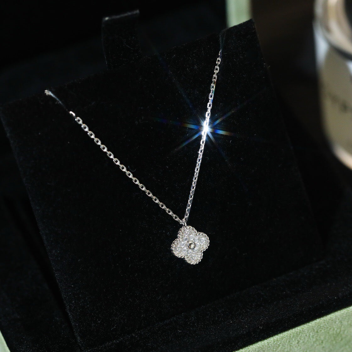 Miro CLOVER MINI 9.5MM PENDANT DIAMOND NECKLACE