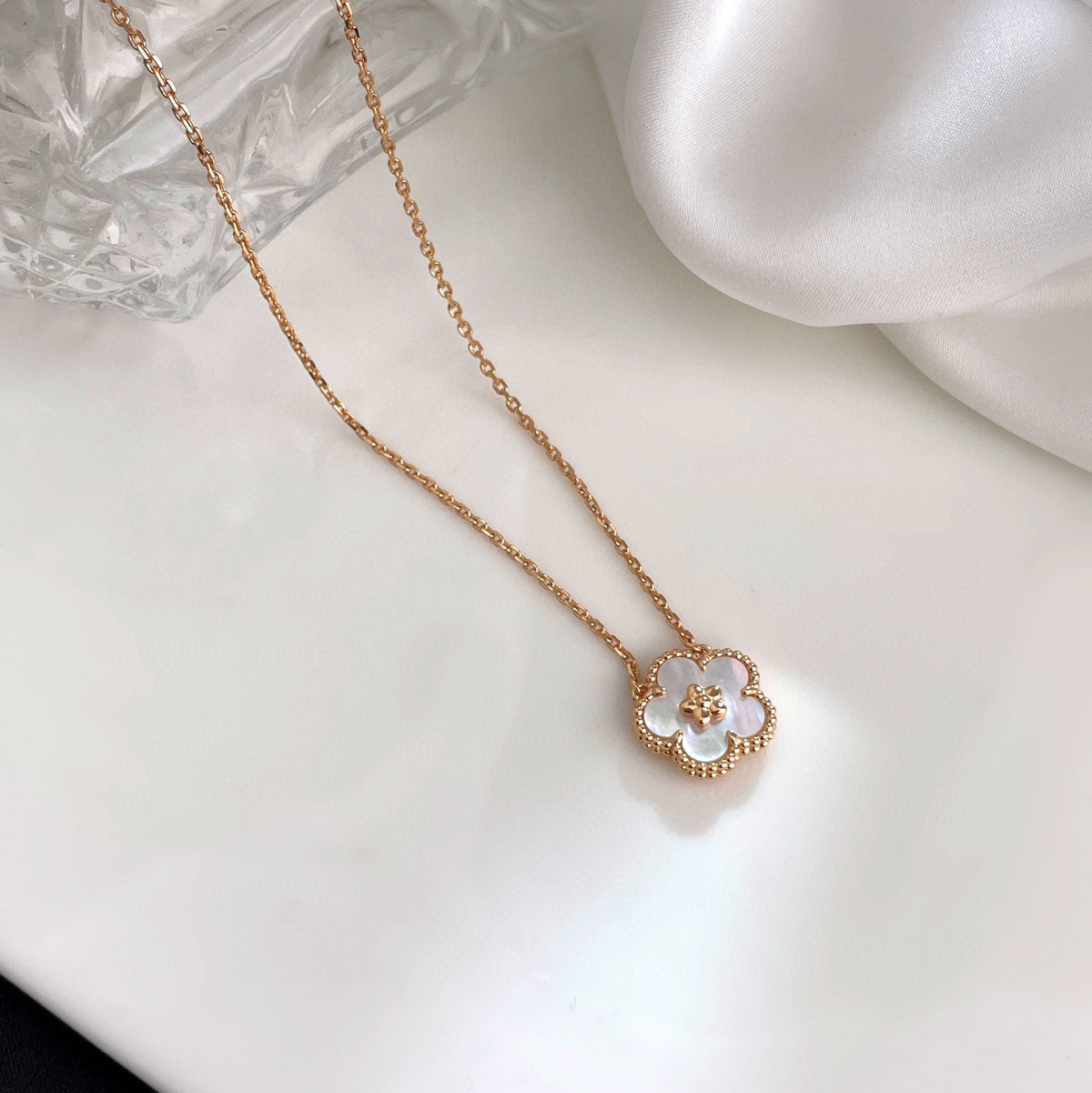 ミロ・ラッキー・ホワイトモップ・梅の花ネックレス