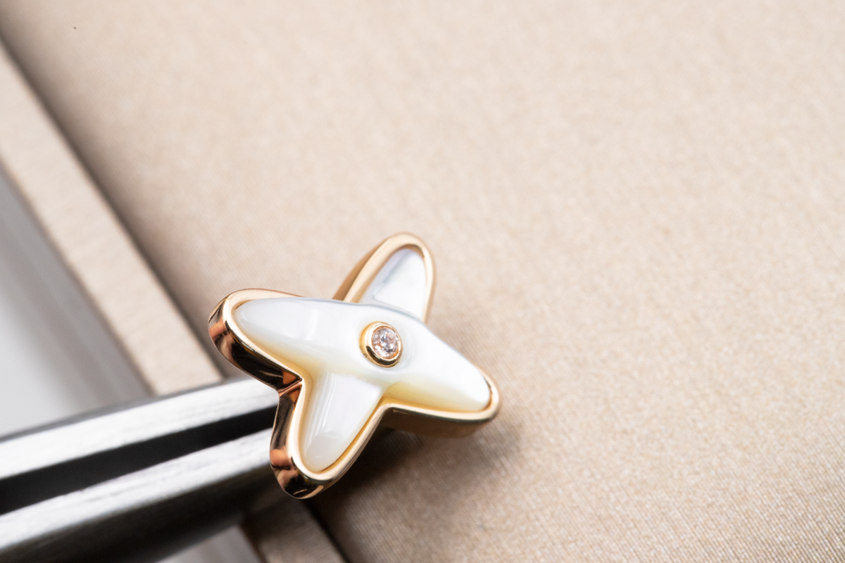 Miro JEUX DE WHITE MOP PINK GOLD DIAMOND EARRINGS