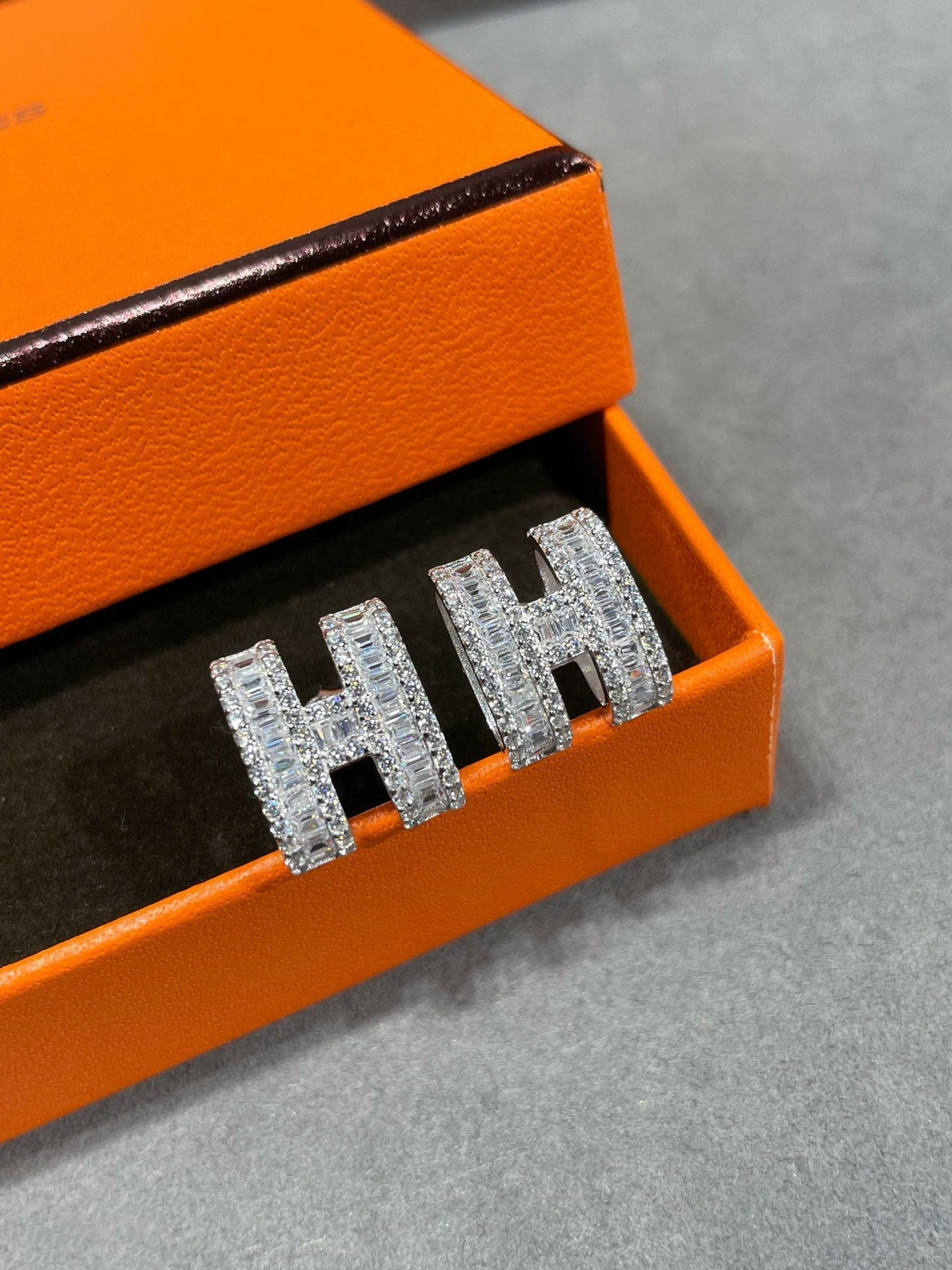 Miro H STUD EARRINGS WITH SILVER DIAMONDS