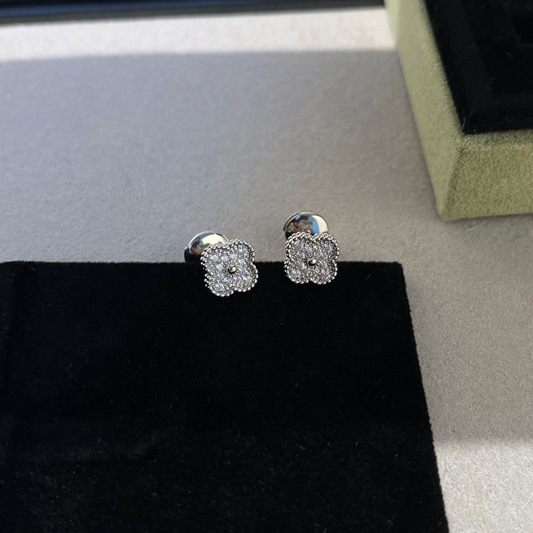 Miro CLOVER MINI DIAMOND STUD EARRINGS